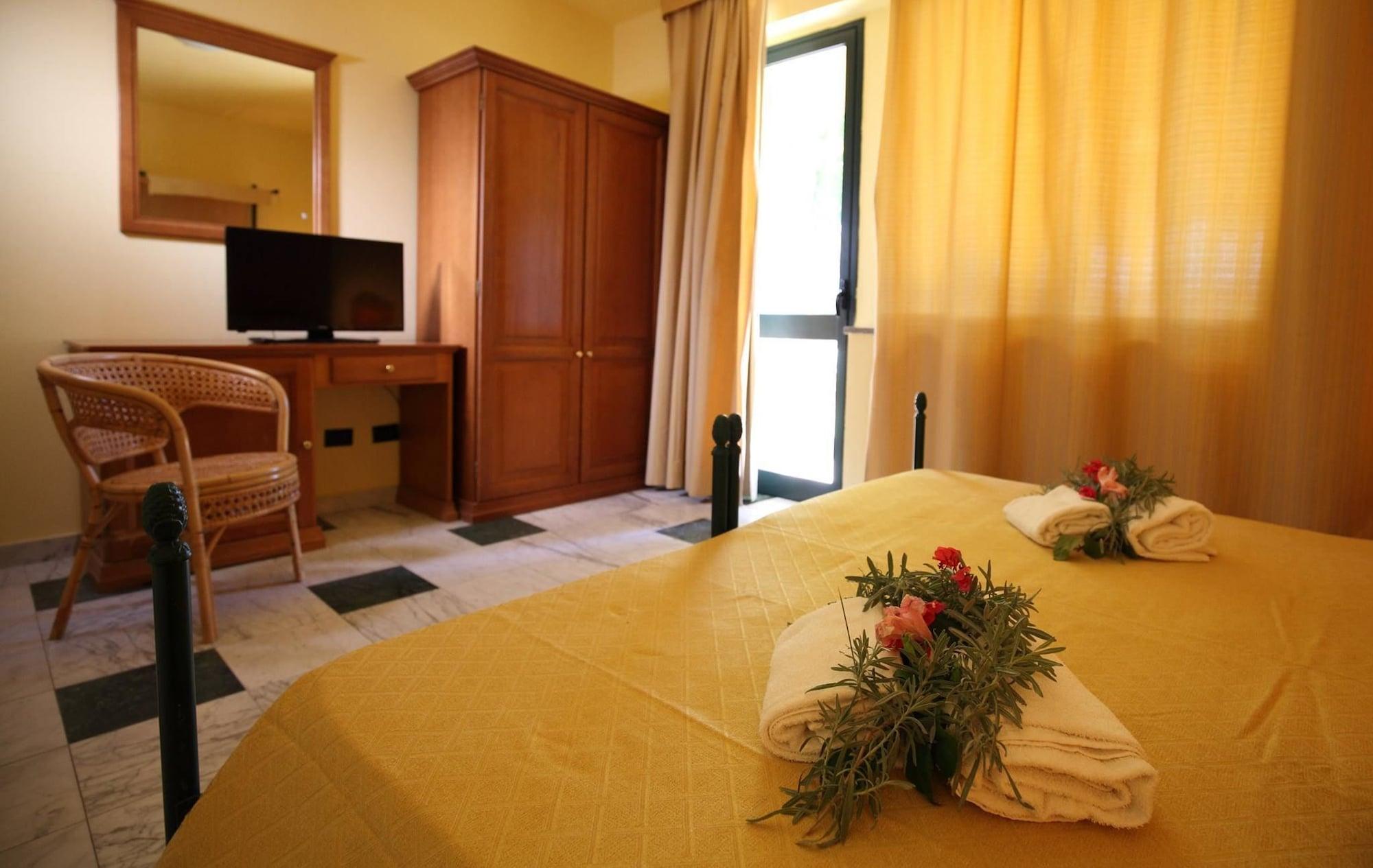 Marina Del Marchese Beach Resort Botricello Eksteriør billede