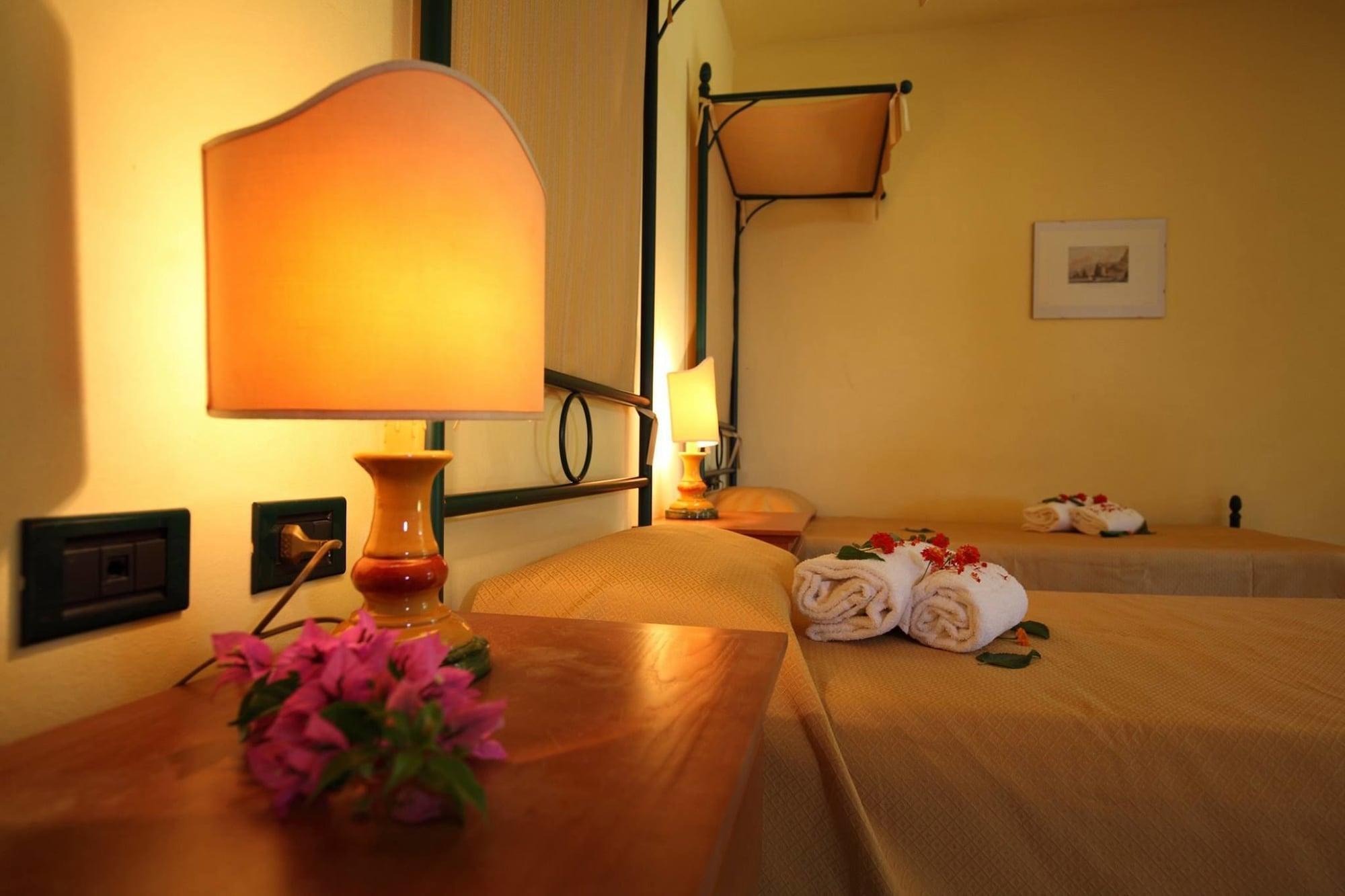 Marina Del Marchese Beach Resort Botricello Eksteriør billede